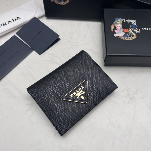 プラダ財布コピー着用イメージ